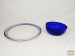 Lote 2 Peças em Vidro sendo Prato de Bolo e Saladeira Azul cobalto . Medida: bolo 33 cm e saladeira 8 cm x 20 cm. Apresenta pequno bicado imperceptivel