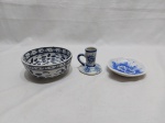 Lote composto de 3 peças em porcelana azul e branco, sendo um castiçal, bowl e uma salva. Medindo o bowl 13cm de diâmetro x 5,5cm de altura