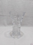 Vaso floreira em cristal ricamente lapidado. Medindo 12,5cm de diâmetro de boca x 20cm de altura.