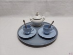 Lote de bandeja em porcelana azul com 2 xícaras de café em porcelana inglesa e açucareiro em porcelana branca. Medindo a bandeja 27,5cm de diâmetro.