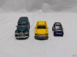 Lote de 3 miniaturas de carro em metal para coleção. Medindo o carro verde 12,5cm de comprimento.