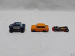 Lote de 3 miniaturas de carro para coleção. Medindo o maior 8cm de comprimento.