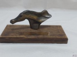 Escultura de cavalo em bronze com base em madeira. Medindo 20cm x 9cm de base x 9cm de altura.
