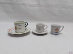 Lote de 3 xícaras de café em porcelana com propagandas diversas. Acompanha somente 2 pires, um deles está bicado.