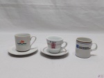 Lote de 3 xícaras de café em porcelana com propagandas diversas. Acompanha somente 2 pires, um deles está bicado.