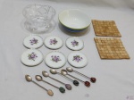 Lote diverso, composto de 6 porta copos em porcelana, 6 colheres de chá com cabo torcido, etc. Medindo o bowl em porcelana 16,5cm de diâmetro x 5,5cm de altura.