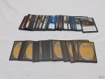 Lote com mais de 100 cartas sortidas do jogo Magic.