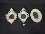 Lote com 3 Mini Espelhos Decorativos para pendurar com Moldura gesso Patinada.  provensal Medida: 2 de 17 cm x 12 cm e 1 de 13 cm x 16,5 cm