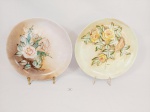 2 Pratos Decorativos em Porcelana Pintada a Mão Floral Schmidt. Medida: 24,5 cm diametro