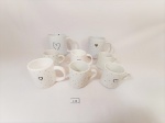 Lote 2 Canecas e 6 Xicaras de café em Porcelana Branca decoradas. medida: canecas 9 cm x 7,5 cm e 6 xicaras 5 cm x 4,5 cm
