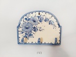Porta Chaves em Cerâmica Vitrificada padrao portuguesa pintadas a mao Flores tonalidade Azul e Branca medida: 22 cm x 17 cm
