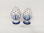 Par de  pequenas Pinhas  em Cerâmica Vitrificada padrao portuguesa pintadas a mao tonalidade Azule Branca. Medida 10 cm altura s 4 cm diametro