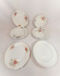 Lote 6 Pratos em Porcelanas Diversas sendo 1 sobremesa , 3 fundos , 2 rasos Lote 6 Pratos em Porcelanas Diversas sendo 1 sobremesa , 3 fundos , 2 rasos. 4 apresentam bicados medida: fundos 23 cm ,raso 22 cm e sobremesa 18 cm