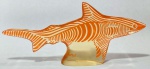 PALATNIK – Escultura cinética representando tubarão em resina de poliéster de manufatura Abraham Palatnik. Medindo 12,5 cm de altura por 28 cm de comprimento. 