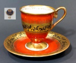Xícara de café  em porcelana Made in Germany (marcada ao fundo) em belo tom rouge de fér e farta douração decorada por cenas de batalha. Mede 6,8 x 5,7 cm a xícara e 11,5 cm de diâmetro o píres.