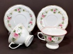PORCELANA SCHMIDT - Par de xícaras de chá em porcelana decorada por flores em sutil policromia e borda em tom rosa. Medem 6,8 x 9,8 cm cada xícara e 14,5 cm de diâmetro cada píres.
