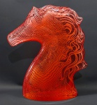 PALATNIK  Escultura cinética representando cabeça de cavalo em resina de poliéster de manufatura Abraham Palatnik. Medindo 27,5 cm de altura por 22,5 cm de comprimento.