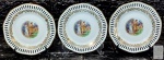 BAVÁRIA - GERMANY - Trio (03 unidades) de pratos decorativos em porcelana alemã (fenestrados perfeitos, nenhum defeito) decorados por cenas idílicas em rica policromia e detalhes. Medem 15,5 cm de diâmetro cada.