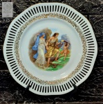 BAVÁRIA - GERMANY - Grande prato em porcelana alemã (fenestrados perfeitos, nenhum defeito) decorado por cena idílica em rica policromia e detalhes. Mede 25 cm de diâmetro.