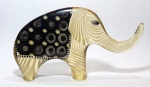 PALATNIK – Escultura cinética representando elefante em resina de poliéster de manufatura Abraham Palatnik. Medindo 15 cm de altura por 28 cm de comprimento. 