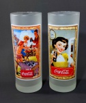 COCA-COLA - Par (02 unidades) de copos altos em vidro satiné com decoração vintage da marca de bebidas Coca-Cola. Medem 17,5 cm de altura cada.