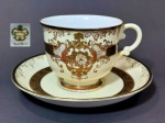 PORCELANA MEITO - MADE IN JAPAN - Xícara para chá colecionável em porcelana de manufatura japonesa decorada por florões em ouro . Medem 7 x 8 cm a xícara e 14 cm de diâmetro o píres.