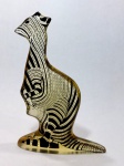 PALATNIK – Escultura cinética representando canguru em resina de poliéster de manufatura Abraham Palatnik. Medindo 19,5 cm de altura por 13,5 cm de comprimento. 