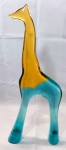 PALATNIK  Escultura cinética representando girafa gigante em resina de poliéster de manufatura Abraham Palatnik. Medindo 49 cm de altura por 19,5 cm de comprimento.
