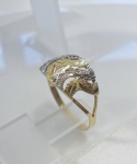 ANEL CONFECCIONADO EM OURO AMARELO 18K, COM DETALHE EM OURO BRANCO 18K, COM 1 DIAMANTE DE 1 PONTO, ANEL VAZADO FOSCO, PESO: 1,7g, TAMANHO: 18, VALOR DE MERCADO: RS 1.400,00