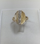 ANEL CONFECCIONADO EM OURO AMARELO 18K, COM DETALHE EM OURO BRANCO 18K, COM 2 DIAMANTES DE 1 PONTO CADA, PESO: 1,9g, TAMANHO: 17, VALOR DE MERCADO: RS 1.500,00