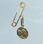 ALFINETE E PINGENTE EM OURO AMARELO 18K, PINGENTE ANJO DA GUARDA, PESO: 1,0g, VALOR DE MERCADO: R$ 1.000,00