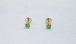 BRINCO PONTO DE LUZ BABY E SEGUNDO FURO CONFECCIONADA EM OURO AMARELO 18K, COM 2 ESMERALDAS NATURAIS 5 PONTOS CADA, PESO: 0,4g, VALOR DE MERCADO: R$ 600,00