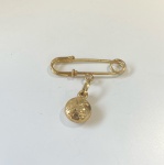 ALFINETE E PINGENTE EM OURO AMARELO 18K, PINGENTE AGNUS DEI, PESO: 0,9g, VALOR DE MERCADO: R$ 900,00