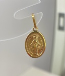 PINGENTE NOSSA SENHORA DO ROSÁRIO CONFECCIONADO EM AMARELO 18K, PESO: 0,8g, TAMANHO 13mm, VALOR DE MERCADO: R$ 900,00