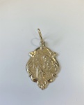 PINGENTE PRIMEIRA COMUNHÃO CONFECCIONADO EM AMARELO 18K, PESO: 1,3g, TAMANHO 22mm, VALOR DE MERCADO: R$ 900,00