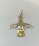 PINGENTE DIVINO ESPIRITO SANTO CONFECCIONADA EM OURO AMARELO 18K, COM 4 DIAMANTES, PESO: 1,0g, VALOR DE MERCADO: R$ 600,00