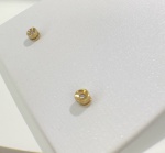 BRINCO INFANTIL OU SEGUNDO FURO CONFECCIONADA EM OURO AMARELO 18K, COM 2 DIAMANTES, PESO: 0,9g, VALOR DE MERCADO: R$ 600,00