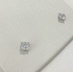 BRINCO QUADRADA CONFECCIONADA EM OURO BRANCO 18K, COM ZIRCONIA BRANCA, PESO: 0,6g, VALOR DE MERCADO: R$ 600,00