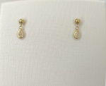 BRINCO GOTA PENDURADO CONFECCIONADA EM OURO AMARELO 18K, COM ZIRCONIAS BRANCAS, PESO: 0,6g, VALOR DE MERCADO: R$ 400,00