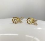 BRINCO FLOR CONFECCIONADA EM OURO AMARELO 18K, COM ZIRCONIAS BRANCAS , PESO: 0,6g, TAMANHO: 12mm. VALOR DE MERCADO: R$ 700,00