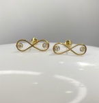 BRINCO INFINITO CONFECCIONADA EM OURO AMARELO 18K, COM ZIRCONIAS BRANCAS , PESO: 0,7g, TAMANHO: 16,16mm. VALOR DE MERCADO: R$ 700,00