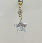 PINGENTE ESTRELAS CONFECCIONADA EM OURO AMARELO 18K, PINGENTE DE CRISTAL, PESO: 1,0 GRAMAS, VALOR DE MERCADO: R$ 400,00