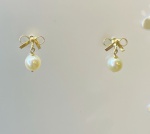 BRINCO  INFANTIL PENDURADO CONFECCIONADO EM OURO AMARELO 18K, DE LACINHO E PEROLA NATURAL, PESO: 0,6g, VALOR DE MERCADO: R$ 500,00