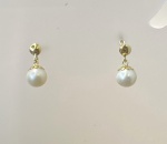 BRINCO  INFANTIL PENDURADO CONFECCIONADO EM OURO AMARELO 18K, COM PEROLA NATURAL, PESO: 0,7g, VALOR DE MERCADO: R$ 400,00