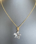CORRENTE ELO VENEZIANA CONFECCIONADA EM OURO AMARELO 18K, COM PINGENTE ESTRELA DE CRISTAL, PESO: 5,8g, TAMANHO: 55cm, VALOR DE MERCADO: R$ 3.480,00