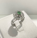 ANEL CHUVEIRO CONFECCIONADO EM OURO AMARELO 18K, COM  ZIRCONIA BRANCA E VERDE, PESO: 3,9g, TAMANHO: 16, VALOR DE MERCADO: R$ 2.400,00