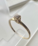 ANEL FALSO SOLITÁRIO, CONFECCIONADO EM OURO AMARELO 18K, COM 5 DIAMANTES, PESO: 1,4g, TAMANHO DO ANEL: 21. VALOR DE MERCADO: R$ 2.500,00