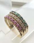 MEIA ALIANÇA CONFECCIONADO EM OURO AMARELO 18K, COM 9 DIAMANTES DE 18 PONTO, 7 ESMERALDAS NATURAIS E 7 RUBIS NATURAIS, PESO: 3,7g, TAMANHO DO ANEL:18, VALOR DE MERCADO: R$ 5.000,00