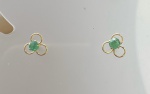 BRINCO FLOR CONFECCIONADO EM OURO AMARELO 18K 750, COM 2 ESMERALDAS NATURAIS, PESO: 0,4g, VALOR DE MERCADO: R$ 750,00
