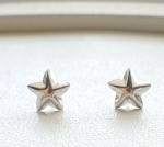 BRINCO ESTRELA CONFECCIONADO EM OURO BRANCO 18K 750, PESO: 0,4g, VALOR DE MERCADO: R$ 400,00